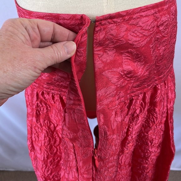 BCBGMaxAzria Red and Pink Textured Floral Silk Blend Full Skirt - Size 8 - Picture 5 of 11